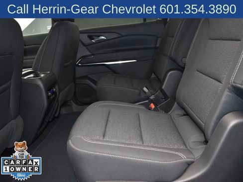 Used 2025 Chevrolet Traverse LT FWD image 16