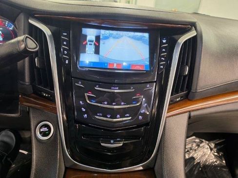 Used 2018 Cadillac Escalade ESV Luxury AWD/4WD image 19