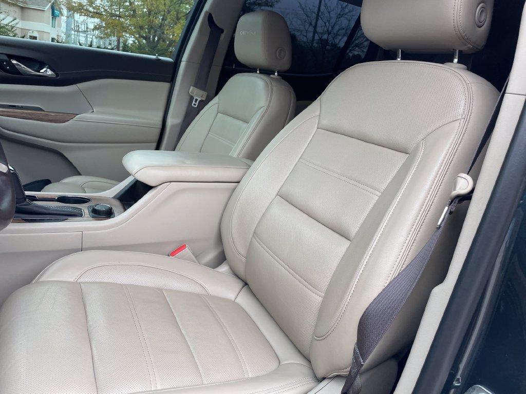 Used 2019 GMC Acadia Denali w/ Technology Package FWD image 16