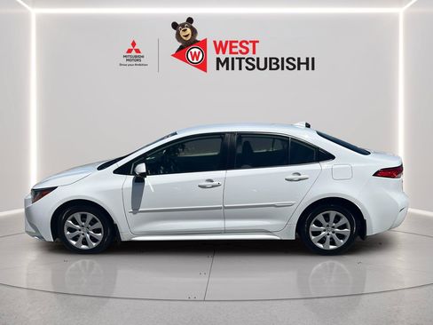 Used 2022 Toyota Corolla LE FWD image 3