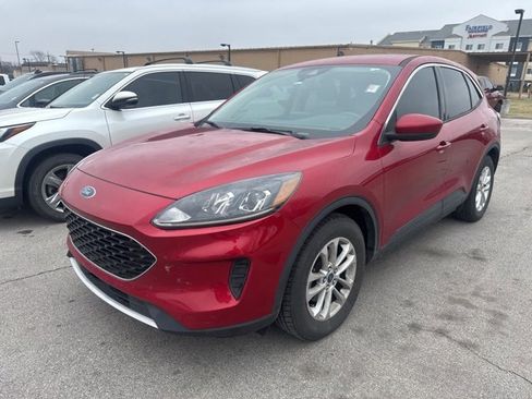 Used 2020 Ford Escape SE image 3