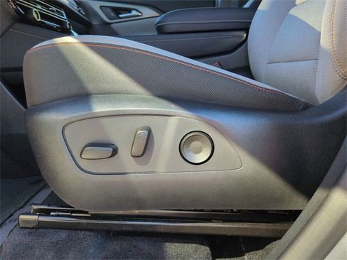 Used 2025 Chevrolet Traverse LT image 19