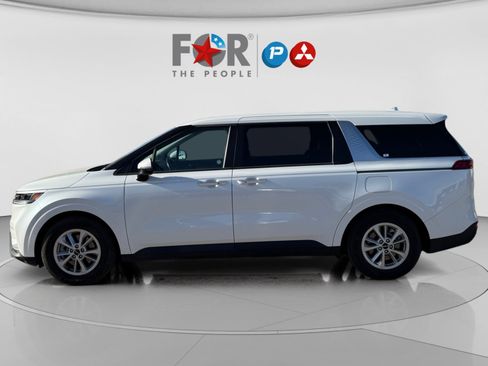 Used 2023 Kia Carnival LX image 2