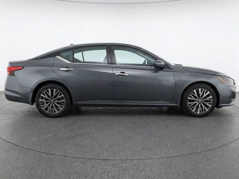 Used 2025 Nissan Altima 2.5 SV FWD image 11