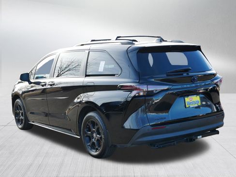 Used 2025 Toyota Sienna XLE Woodland Edition image 5