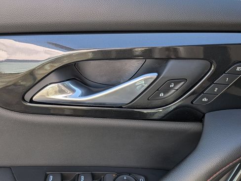 Used 2022 Chevrolet Blazer RS w/ Enhanced Convenience Package FWD image 12