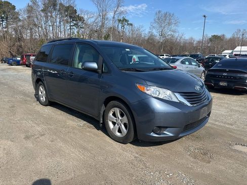 Used 2017 Toyota Sienna LE image 7