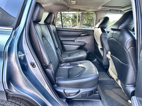 Used 2022 Toyota Highlander XLE FWD image 18