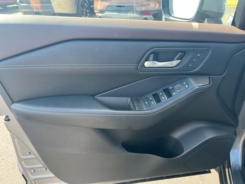 Used 2023 Nissan Rogue SL FWD image 11