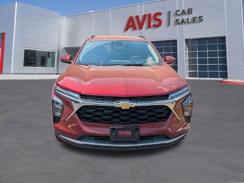 Used 2025 Chevrolet Trax LT w/ LT Convenience Package FWD image 2