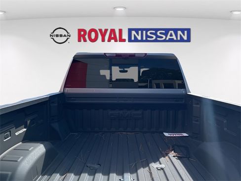 Used 2025 GMC Sierra 2500 AT4 w/ AT4 Premium Plus Package image 9