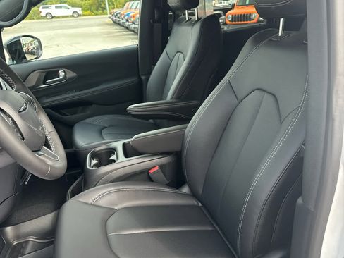 New 2026 Chrysler Pacifica Select image 15