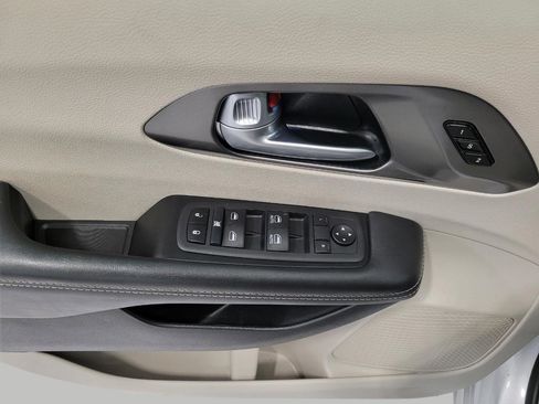 Used 2024 Chrysler Pacifica Touring-L image 27