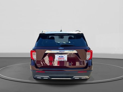 Used 2022 Ford Explorer XLT w/ Equipment Group 202A image 6
