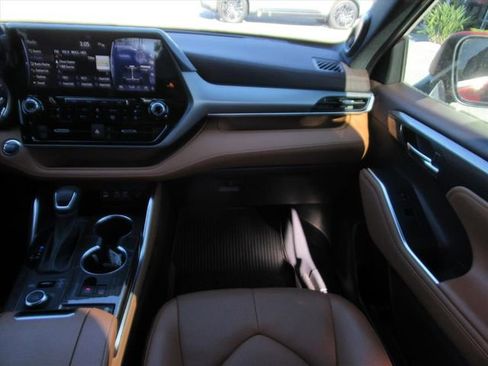 Used 2022 Toyota Highlander Platinum image 12