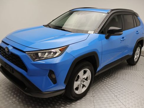 Used 2019 Toyota RAV4 XLE w/ Convenience Package FWD image 2