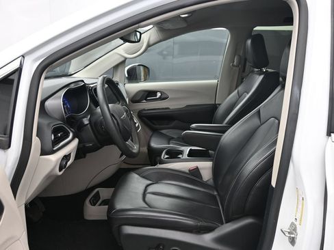 Used 2023 Chrysler Pacifica Touring-L FWD image 18