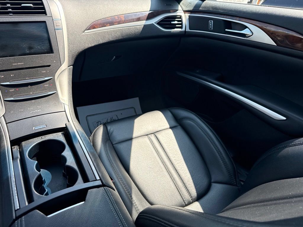 Used 2016 Lincoln MKZ FWD image 18