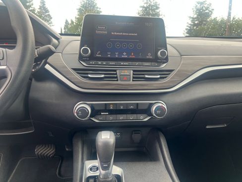 Used 2025 Nissan Altima 2.5 SV image 17