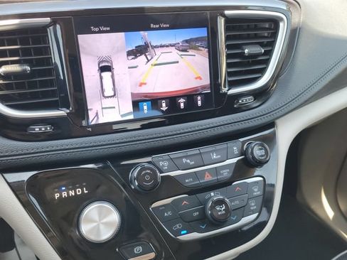 Used 2020 Chrysler Pacifica Limited w/ Advanced Safetytec Group FWD image 19