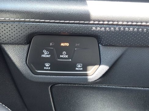 Used 2025 Volkswagen Atlas SE AWD/4WD image 12