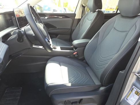 Used 2025 Volkswagen Tiguan SE AWD/4WD image 10