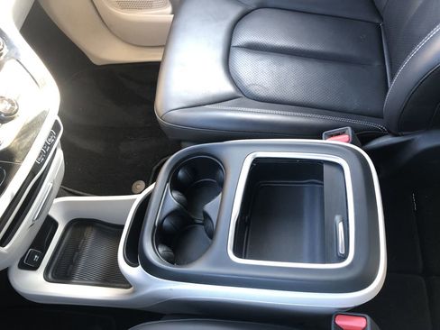 Used 2023 Chrysler Pacifica Touring-L image 27