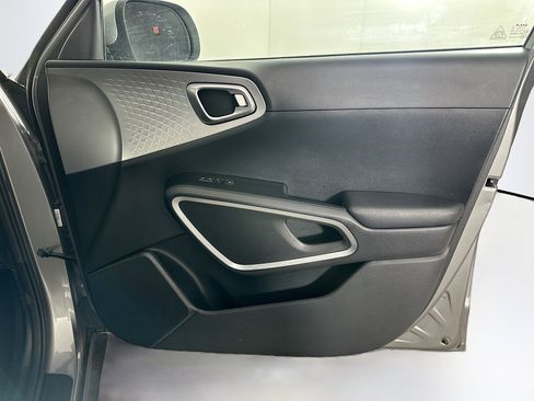Used 2025 Kia Soul LX w/ LX Technology Package FWD image 30