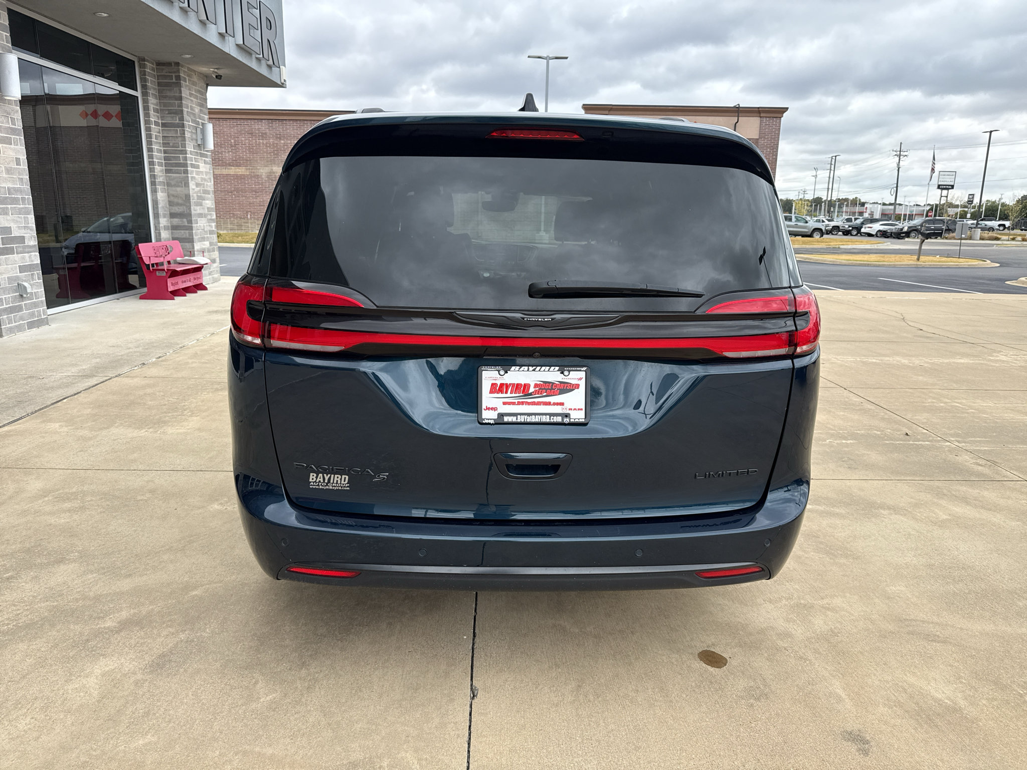Used 2025 Chrysler Pacifica Limited FWD image 6