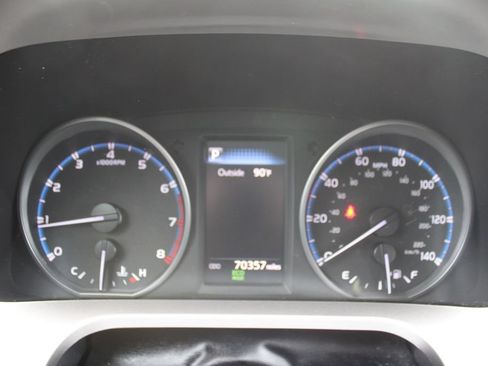 Used 2018 Toyota RAV4 LE FWD image 28