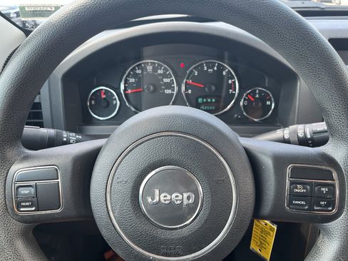 Used 2012 Jeep Liberty Sport AWD/4WD image 13