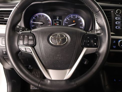 Used 2015 Toyota Highlander XLE FWD image 3
