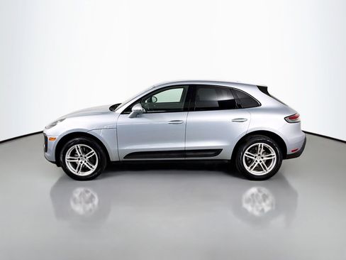 Certified 2022 Porsche Macan image 2