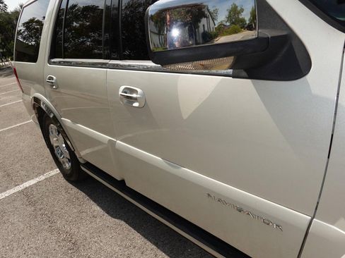 Used 2005 Lincoln Navigator Luxury image 11