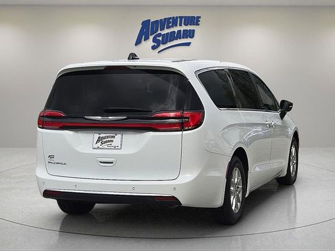 Used 2024 Chrysler Pacifica Touring-L FWD image 6