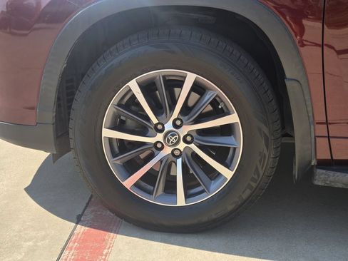 Used 2017 Toyota Highlander XLE FWD image 17