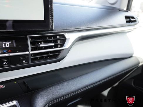 Used 2025 Toyota Sienna XLE w/ XLE Plus Package image 38