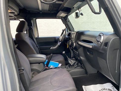 Used 2013 Jeep Wrangler Unlimited Rubicon w/ Connectivity Group image 12