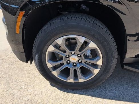 New 2026 Chevrolet Suburban LS image 3