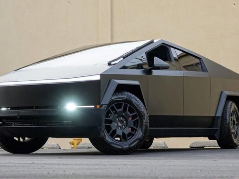 Used 2024 Tesla Cybertruck AWD Crew Cab image 25