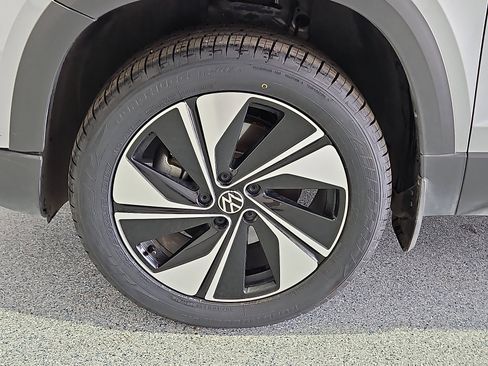 Certified 2024 Volkswagen Taos SE w/ Panoramic Sunroof Package AWD/4WD image 11