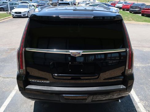 Used 2018 Cadillac Escalade Luxury image 11
