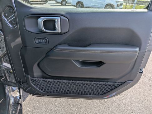 Used 2025 Jeep Wrangler Sahara image 31