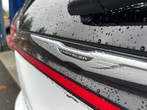 Used 2021 Chrysler Pacifica Touring-L image 31