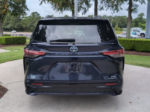 Certified 2024 Toyota Sienna XSE FWD image 9