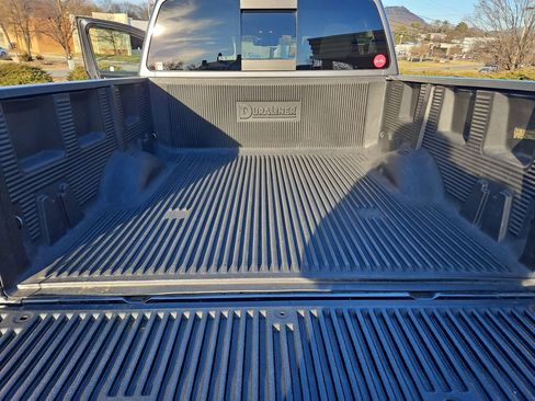 Certified 2022 Nissan Titan SV image 23