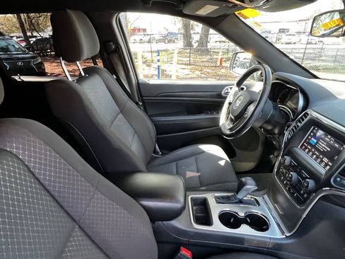 Used 2019 Jeep Grand Cherokee Laredo image 45