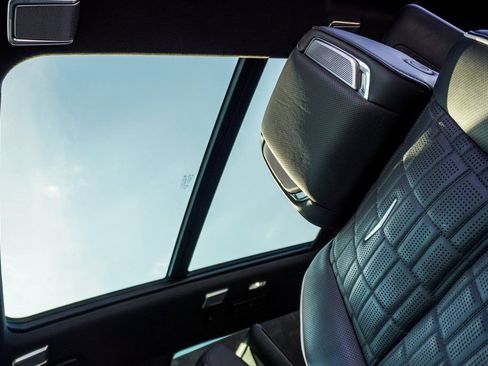 Used 2025 Cadillac Escalade ESV Sport Platinum image 8