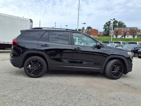 Used 2024 GMC Terrain SLE w/ Elevation Edition FWD image 32