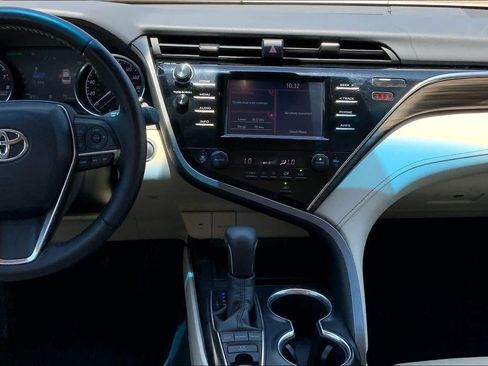 Used 2018 Toyota Camry XLE FWD image 16